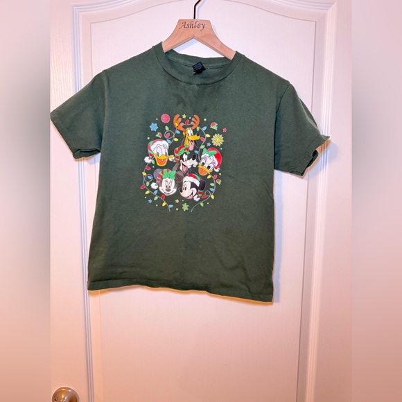 Gildan Other - Disney Graphic Tee Holiday Characters Green Youth M